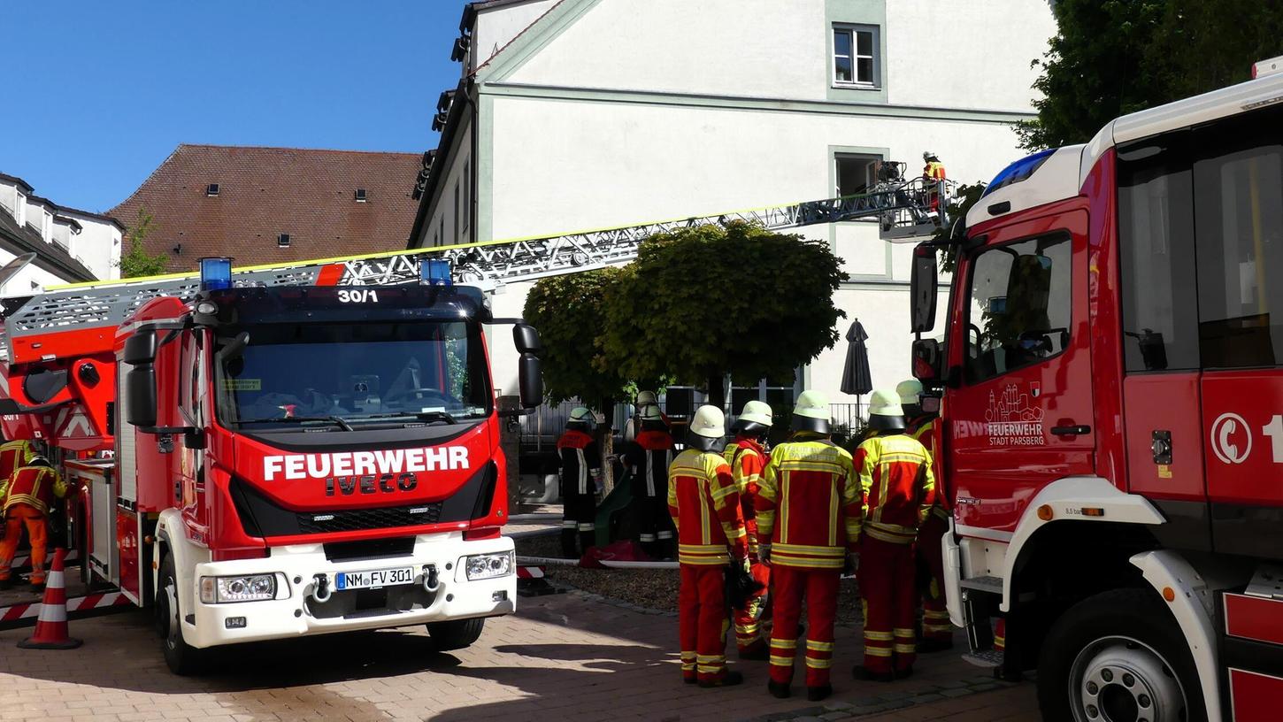 In Lengenfeld im Hotel-Gasthof Winkler hat sich ein Schwelbrand entwickelt. Ein Großaufgebot an Feuerwehr (mit Drehleiter) und Rettungskräften war vor Ort. In Lengenfeld im Hotel-Gasthof Winkler hat sich ein Schwelbrand entwickelt. Ein Großaufgebot an Feuerwehr (mit Drehleiter) und Rettungskräften war vor Ort.