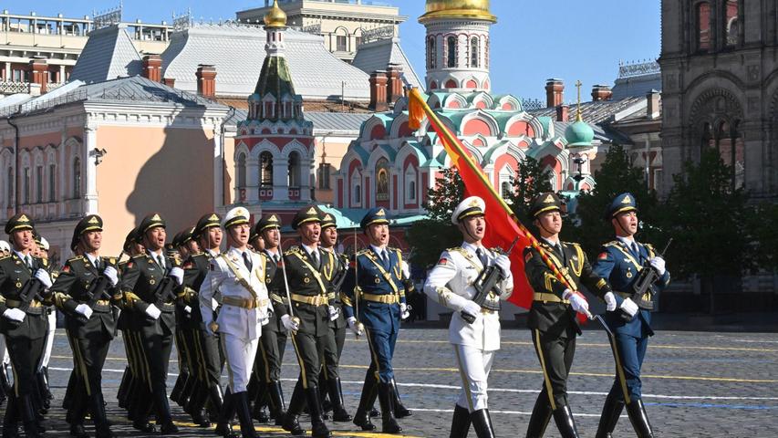 Auch chinesische Soldaten nehmen an der Militärparade in Moskau teil. Auch chinesische Soldaten nehmen an der Militärparade in Moskau teil.