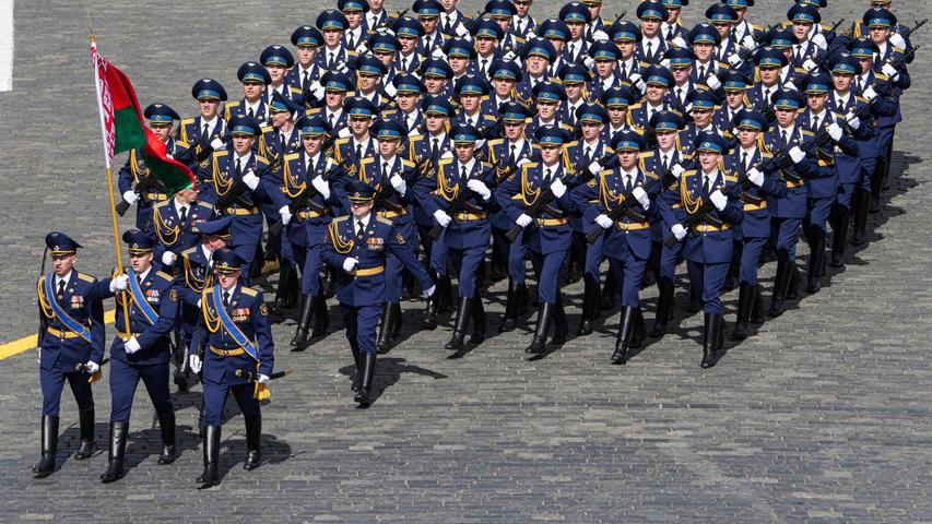 Auf dem Roten Platz marschierten nach offiziellen Angaben 11.500 Soldaten auf. Auf dem Roten Platz marschierten nach offiziellen Angaben 11.500 Soldaten auf.