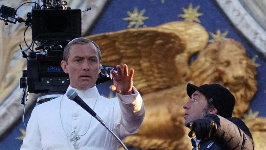 Der Italiener Paolo Sorrentino mit dem Briten Jude Law bei den Dreharbeiten zu „The Young Pope“ Anfang 2016 in Venedig. Der Italiener Paolo Sorrentino mit dem Briten Jude Law bei den Dreharbeiten zu „The Young Pope“ Anfang 2016 in Venedig.