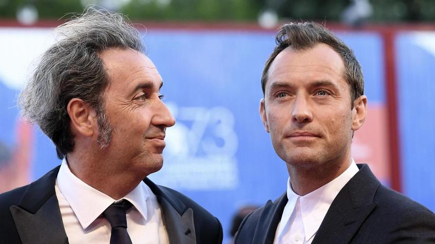 Die Serie „The Young Pope“ wurde 2016 bei den Filmfestspielen in Venedig vorgestellt - hier Regisseur Paolo Sorrentino (links) und der Hauptdarsteller Jude Law. Die Serie „The Young Pope“ wurde 2016 bei den Filmfestspielen in Venedig vorgestellt - hier Regisseur Paolo Sorrentino (links) und der Hauptdarsteller Jude Law.