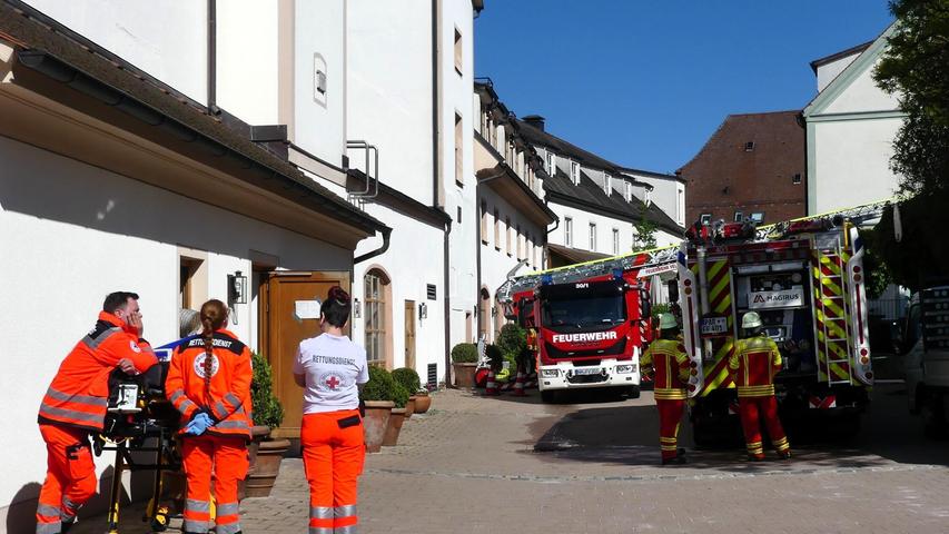 Viele Menschen mussten die Gebäude verlassen, der Rettungsdienst stand bereit. Viele Menschen mussten die Gebäude verlassen, der Rettungsdienst stand bereit.