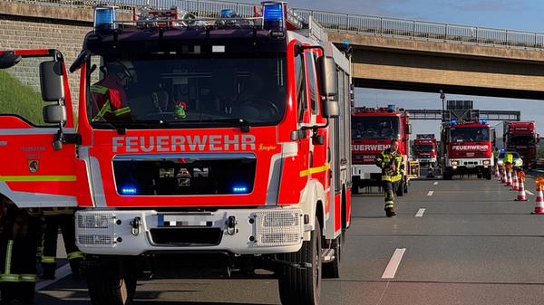 Fahrer schwerst eingeklemmt: Kleintransporter fäh