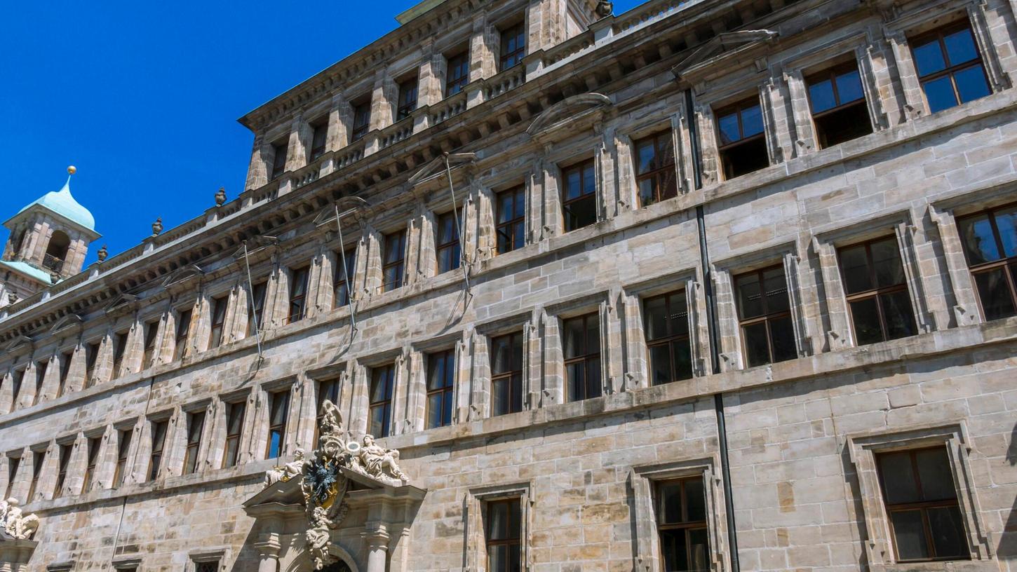 Ein halbes Jahr nachdem ein Podcast des Bildungszentrums Nürnberg (BZ) gelöscht und gekürzt wieder hochgeladen wurde, steht es weiterhin Aussage gegen Aussage. Ein halbes Jahr nachdem ein Podcast des Bildungszentrums Nürnberg (BZ) gelöscht und gekürzt wieder hochgeladen wurde, steht es weiterhin Aussage gegen Aussage.
