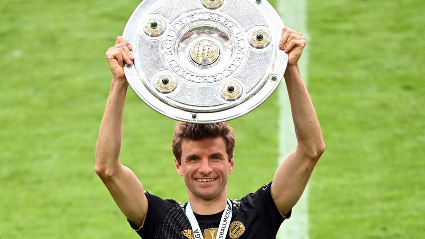 Thomas Müller darf nochmal mit der Meisterschale jubeln. Thomas Müller darf nochmal mit der Meisterschale jubeln.