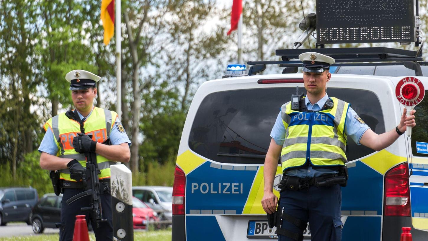 Die deutschen Grenzen werden nach Anweisung des Bundesinnenministers stärker kontrolliert. Die deutschen Grenzen werden nach Anweisung des Bundesinnenministers stärker kontrolliert.