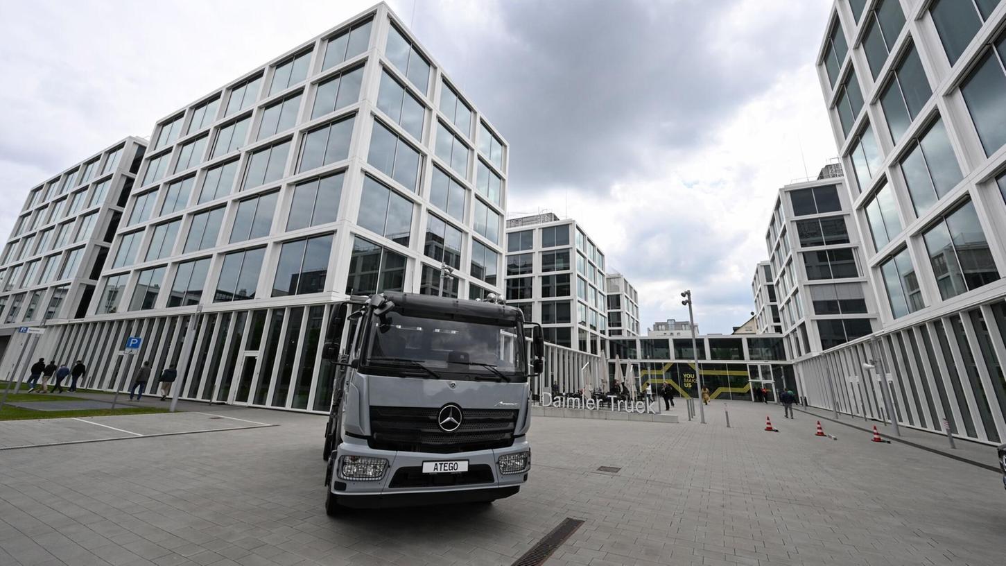 Daimler Truck will die Kosten in Deutschland senken. Daimler Truck will die Kosten in Deutschland senken.
