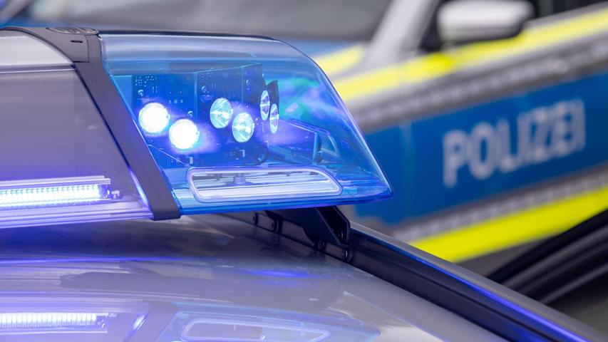 USK-Einsatz in Nürnberg: Exhibitionist entblößt sich vor Frauen - 68-Jähriger festgenommen USK-Einsatz in Nürnberg: Exhibitionist entblößt sich vor Frauen - 68-Jähriger festgenommen