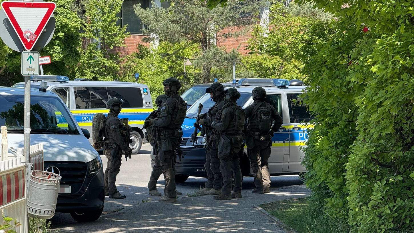 Das SEK durchsuchte das Schulgelände in Roth, es wurde keine verdächtige Person gefunden. Das SEK durchsuchte das Schulgelände in Roth, es wurde keine verdächtige Person gefunden.