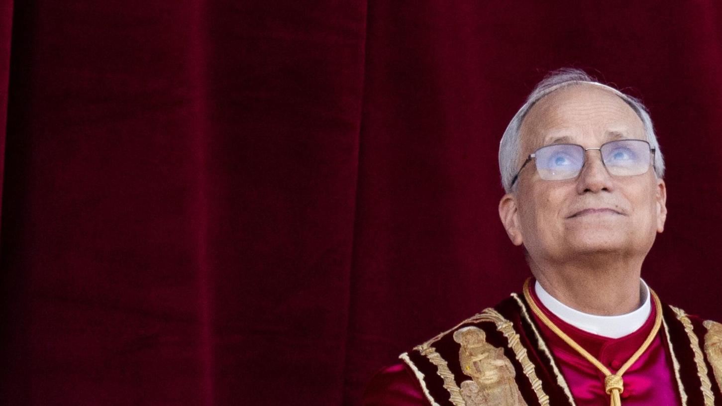 Der neue Papst Leo XIV. erscheint nach dem Konklave auf dem Balkon des Petersdoms. Mit ihm könnte eine neue Ära in der katholischen Kirche beginnen. Der neue Papst Leo XIV. erscheint nach dem Konklave auf dem Balkon des Petersdoms. Mit ihm könnte eine neue Ära in der katholischen Kirche beginnen.