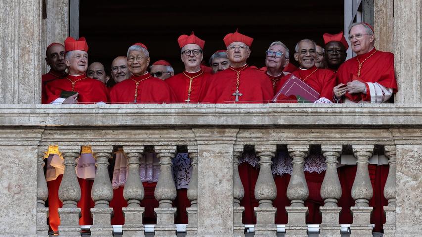 Kardinäle stehen auf einem Balkon des Petersdoms. Die Wahl des neuen Papstes hat nicht einmal 24 Stunden gedauert. Kardinäle stehen auf einem Balkon des Petersdoms. Die Wahl des neuen Papstes hat nicht einmal 24 Stunden gedauert.