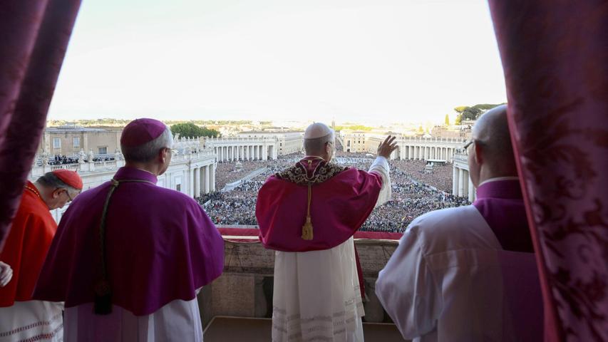 Der neue Papst wurde von mehr als 100.000 Menschen gefeiert. Der neue Papst wurde von mehr als 100.000 Menschen gefeiert.