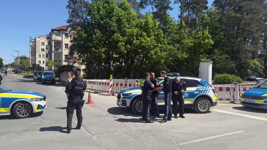 Großeinsatz in Schule in Roth: Verdächtige Person gemeldet - Lage unklar Großeinsatz in Schule in Roth: Verdächtige Person gemeldet - Lage unklar