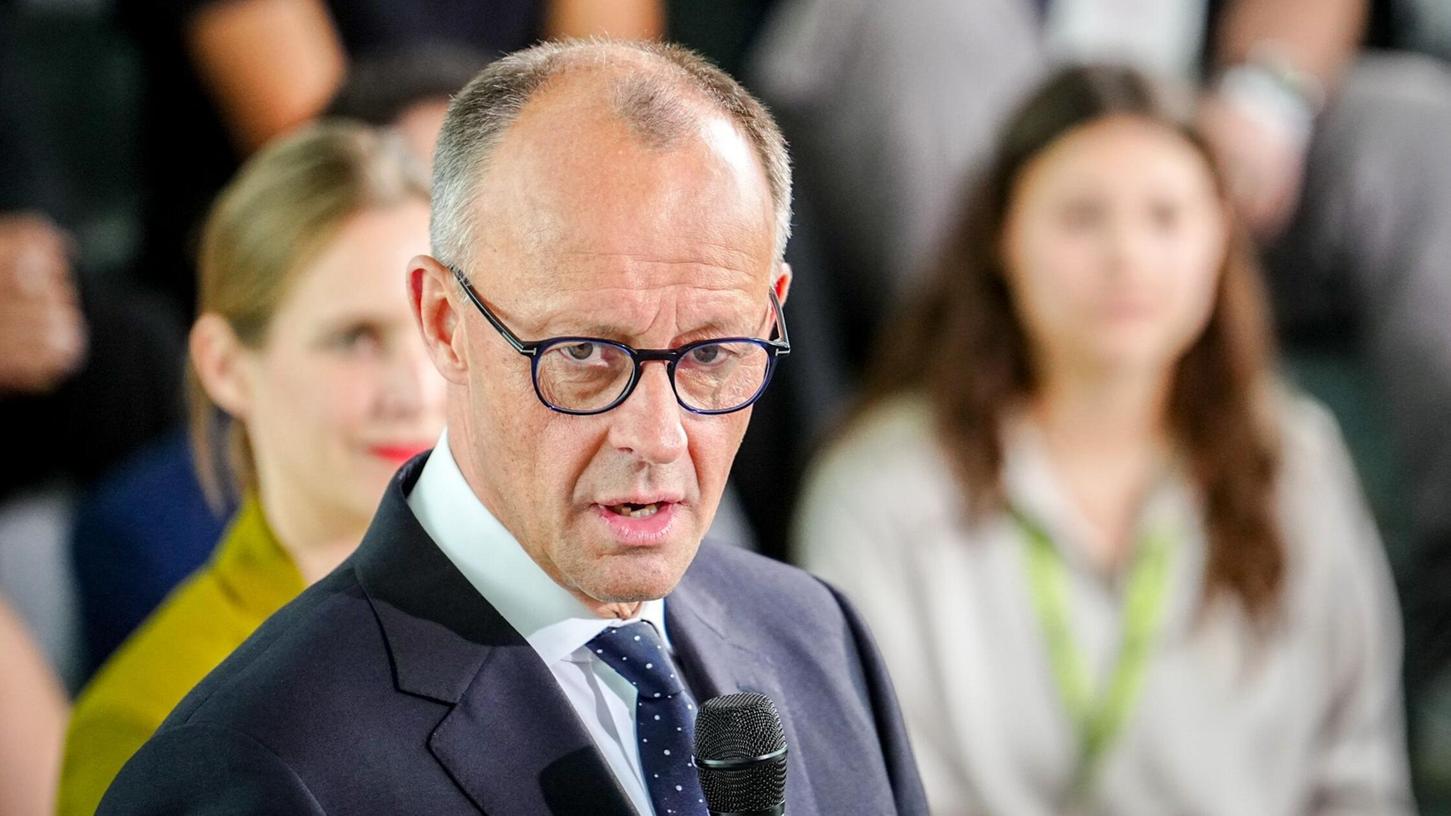 Opfer von Fake News: Eine Webseite verbreitet Falschinformationen unter dem Namen von Bundeskanzler Friedrich Merz (CDU). Opfer von Fake News: Eine Webseite verbreitet Falschinformationen unter dem Namen von Bundeskanzler Friedrich Merz (CDU).