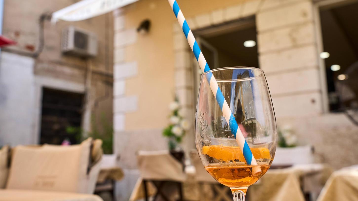 Die Aperitivo-Saison hat begonnen. Zu guter Musik kann man seinen Apérol Spritz am Donnerstag, 15. Mai, auf dem Rother Marktplatz genießen. Die Aperitivo-Saison hat begonnen. Zu guter Musik kann man seinen Apérol Spritz am Donnerstag, 15. Mai, auf dem Rother Marktplatz genießen.