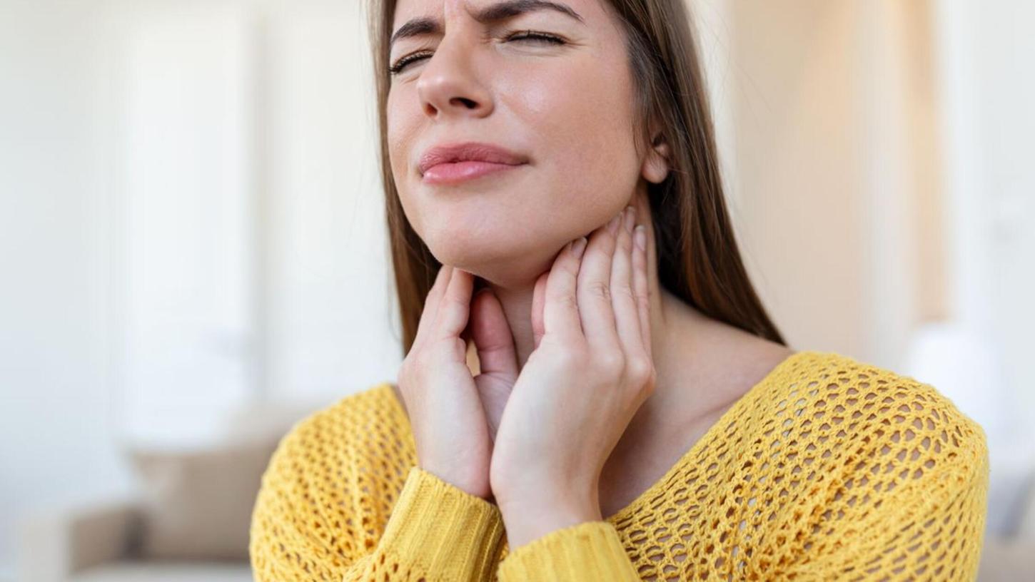 Diphtherie macht sich zuerst im Rachen und in den oberen Atemwegen bemerkbar. Diphtherie macht sich zuerst im Rachen und in den oberen Atemwegen bemerkbar.