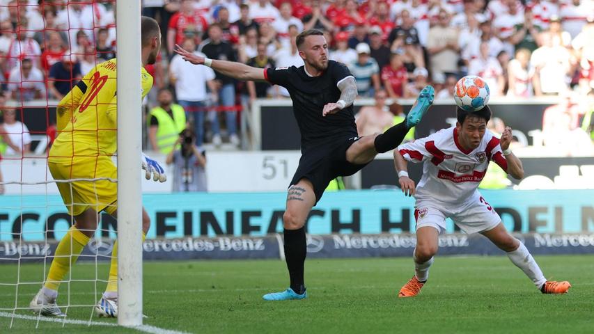 Tor für die Ewigkeit: Stuttgarts Wataru Endo (r.) im Mai 2022 gegen Köln. Tor für die Ewigkeit: Stuttgarts Wataru Endo (r.) im Mai 2022 gegen Köln.