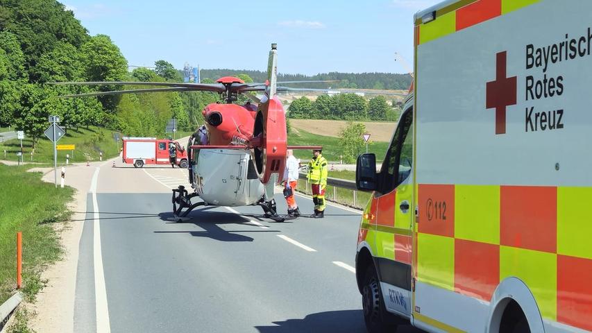 Der Rettungshubschrauber landete auf der B299 bei der Abzweigung nach Laaber und Hilzhofen. Der Rettungshubschrauber landete auf der B299 bei der Abzweigung nach Laaber und Hilzhofen.