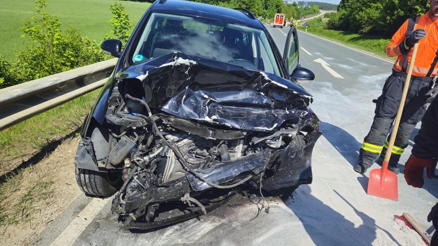 Die Front des einen Unfallwagen wurde beim Aufprall vollständig eingedrückt. Die Front des einen Unfallwagen wurde beim Aufprall vollständig eingedrückt.