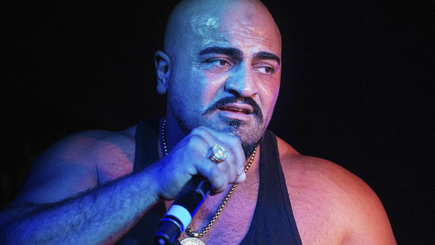 Xatar bei seinem ersten Konzert nach seiner Haftstrafe für einen Überfall auf einen Geldtransporter. Xatar bei seinem ersten Konzert nach seiner Haftstrafe für einen Überfall auf einen Geldtransporter.