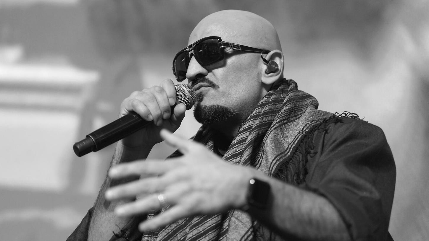 Boxen: Abend der Legenden, Legends Gala Night, im Hotel Grand Elysee. Rapper Xatar singt auf der Bühne im Festsaal. Boxen: Abend der Legenden, Legends Gala Night, im Hotel Grand Elysee. Rapper Xatar singt auf der Bühne im Festsaal.