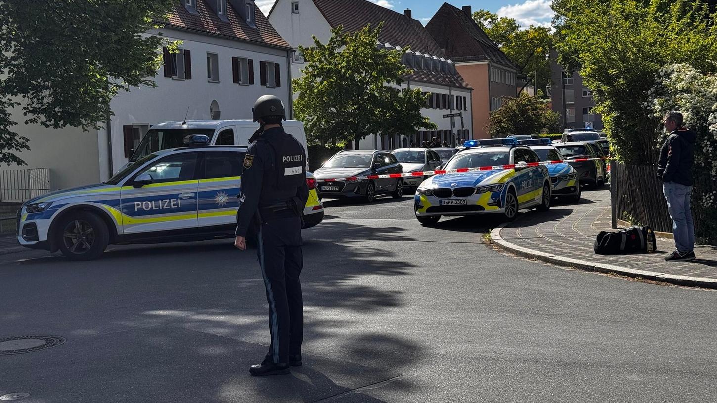 Ein Großeinsatz der Polizei in Ziegelstein führte zu zwei Männern, einer davon befand sich in einer psychischen Ausnahmesituation. Ein Großeinsatz der Polizei in Ziegelstein führte zu zwei Männern, einer davon befand sich in einer psychischen Ausnahmesituation.