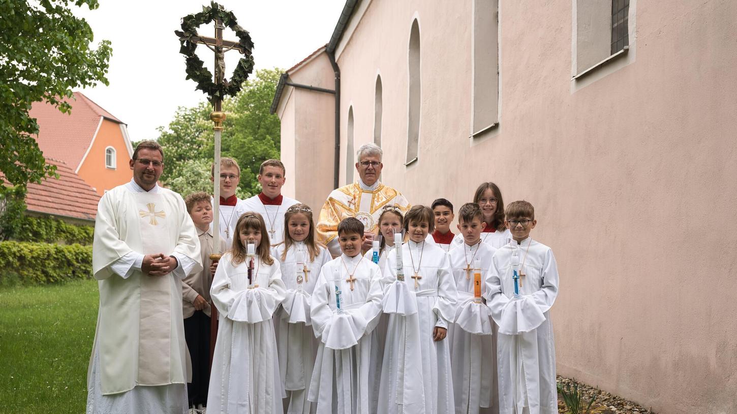 Zusammen mit Pfarrer Ulrich Schnalzger (hinten rechts) und Diakon Manfred Nagl (li. feierten die Möninger Kommunionkinder ihre Erstkommunion. Zusammen mit Pfarrer Ulrich Schnalzger (hinten rechts) und Diakon Manfred Nagl (li. feierten die Möninger Kommunionkinder ihre Erstkommunion.