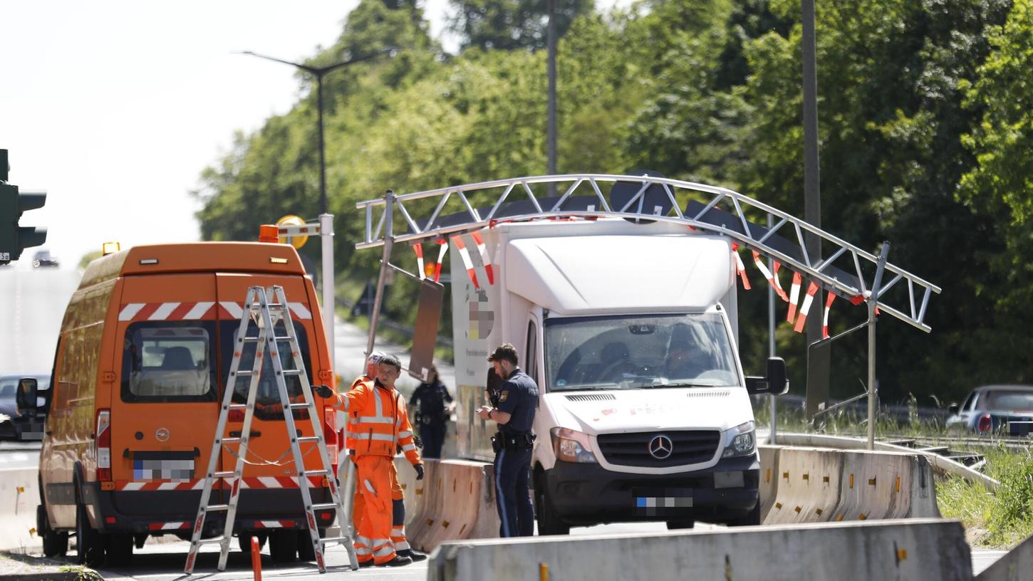 Ein zu hohes Fahrzeug kracht in die Höhenbegrenzung an der Zirndorfer Brücke – das gleiche traurige Spiel wie am Vortag. Ein zu hohes Fahrzeug kracht in die Höhenbegrenzung an der Zirndorfer Brücke – das gleiche traurige Spiel wie am Vortag.