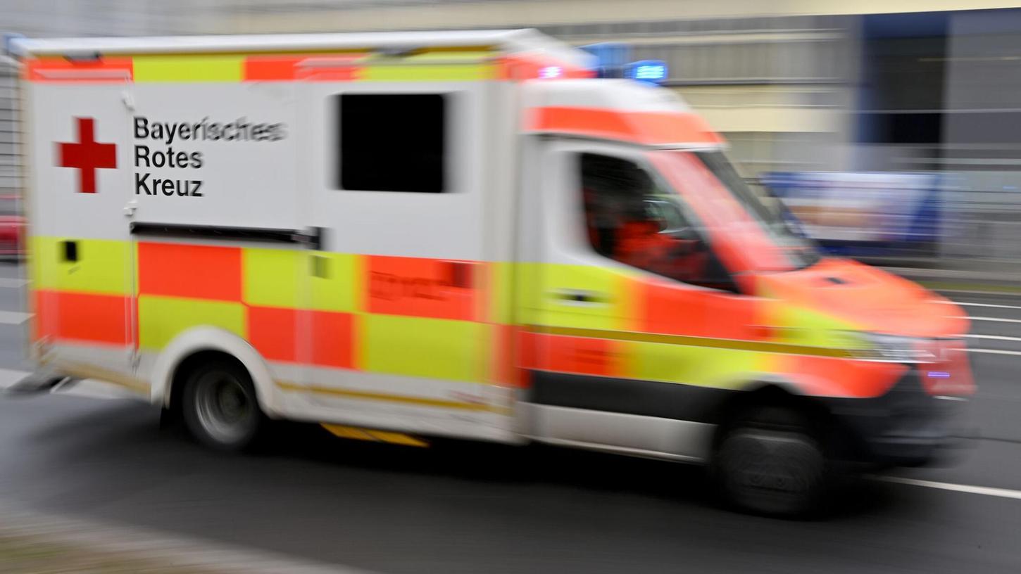 Sanitäter bringen den 53-Jährigen in ein Krankenhaus. (Symbolbild) Sanitäter bringen den 53-Jährigen in ein Krankenhaus. (Symbolbild)