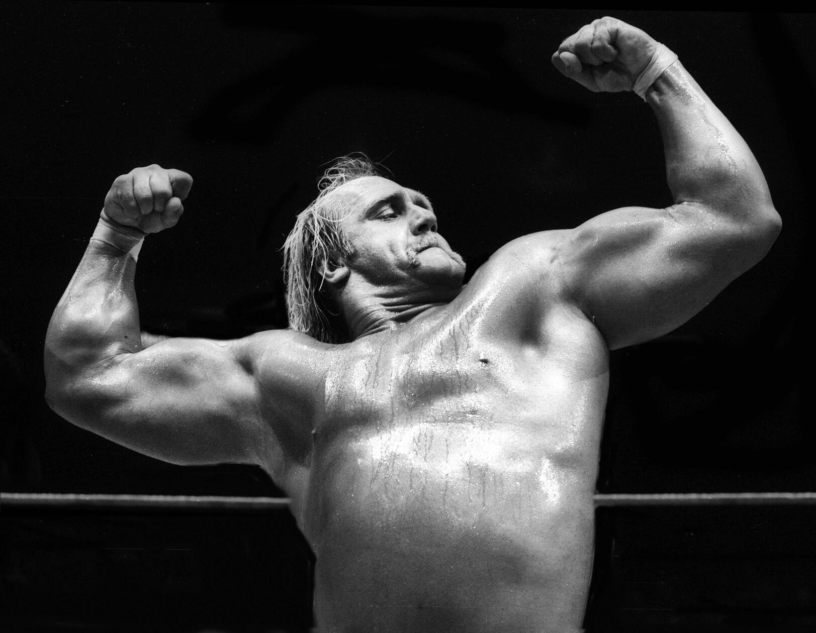 Der amerikanische Wrestler und Schauspieler Hulk Hogan stirbt am 24. Juli 2025 im Alter von 71 Jahren an einem Herzstillstand. Hogan gilt als einer der bekanntesten Profi-Wrestler der Geschichte. Er wurde in den 1980er-Jahren bekannt und trat später auch in Filmen und im Fernsehen auf. Seinen ersten Auftritt als Hulk Hogan hatte er bereits 1979 in der World Wrestling Federation. In seinem Leben bestritt er unzählige Matches.