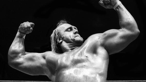 Der amerikanische Wrestler und Schauspieler Hulk Hogan stirbt am 24. Juli 2025 im Alter von 71 Jahren an einem Herzstillstand. Hogan gilt als einer der bekanntesten Profi-Wrestler der Geschichte. Er wurde in den 1980er-Jahren bekannt und trat später auch in Filmen und im Fernsehen auf. Seinen ersten Auftritt als Hulk Hogan hatte er bereits 1979 in der World Wrestling Federation. In seinem Leben bestritt er unzählige Matches.