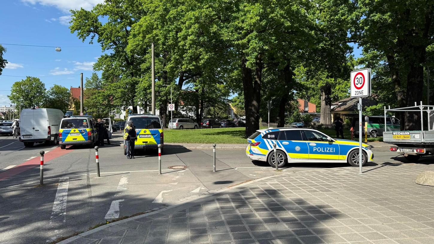 Am Freitagnachmittag (09.05.2025) kam es in Nürnberg zu einem Großeinsatz der Polizei, nachdem eine Bedrohungslage gemeldet wurde. Am Freitagnachmittag (09.05.2025) kam es in Nürnberg zu einem Großeinsatz der Polizei, nachdem eine Bedrohungslage gemeldet wurde.
