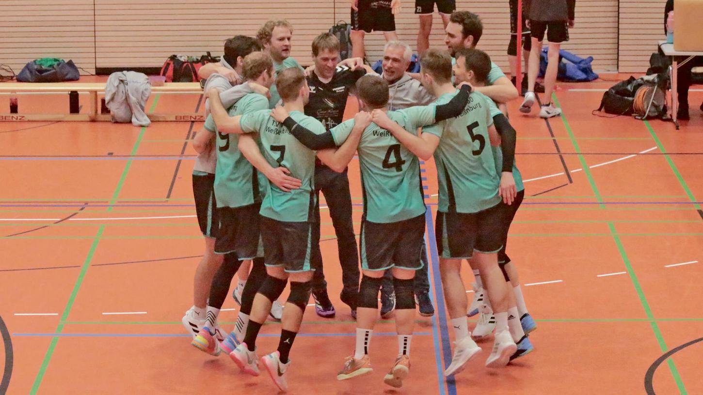Die Weißenburger Volleyball-Herren können jetzt nachträglich den Bayernliga-Aufstieg bejubeln. Die Weißenburger Volleyball-Herren können jetzt nachträglich den Bayernliga-Aufstieg bejubeln.