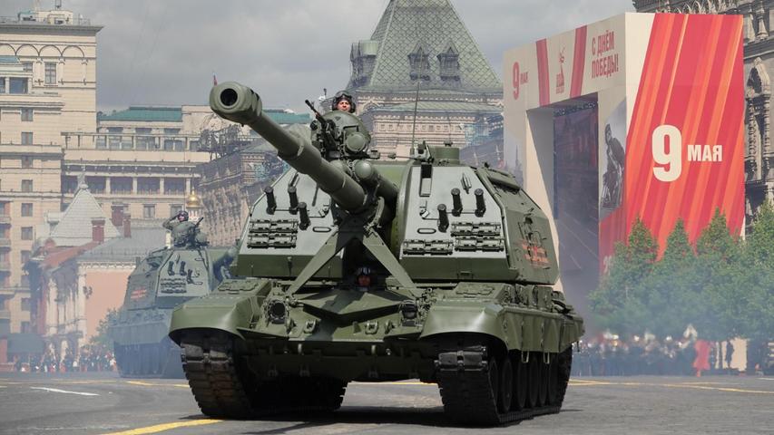 Zahlreiche Panzer fuhren bei der Militärparade über den Roten Platz. Zahlreiche Panzer fuhren bei der Militärparade über den Roten Platz.