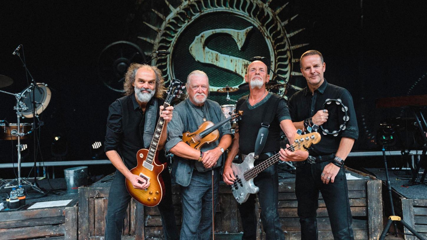 Vier der Bandmitglieder der Shanty-Rockband Santiano. Vier der Bandmitglieder der Shanty-Rockband Santiano.