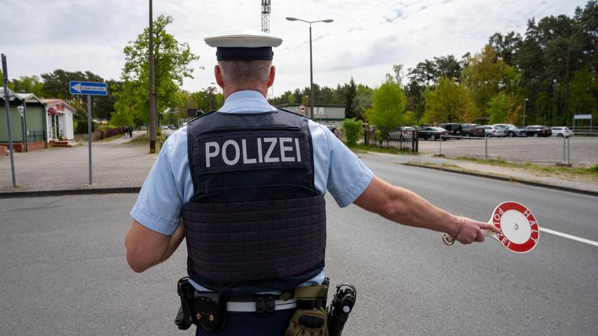 Polizisten führen an der deutsch-polnischen Grenze im Kreis Vorpommern-Greifswald Kontrollen durch. Polizisten führen an der deutsch-polnischen Grenze im Kreis Vorpommern-Greifswald Kontrollen durch.