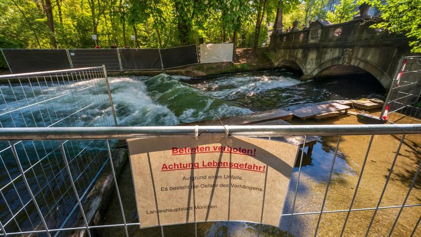 Nach einem tödlichen Surfunfall wurde zur Ermittlung der Ursache das Wasser an der Eisbachwelle abgesenkt. (Archivbild) Nach einem tödlichen Surfunfall wurde zur Ermittlung der Ursache das Wasser an der Eisbachwelle abgesenkt. (Archivbild)