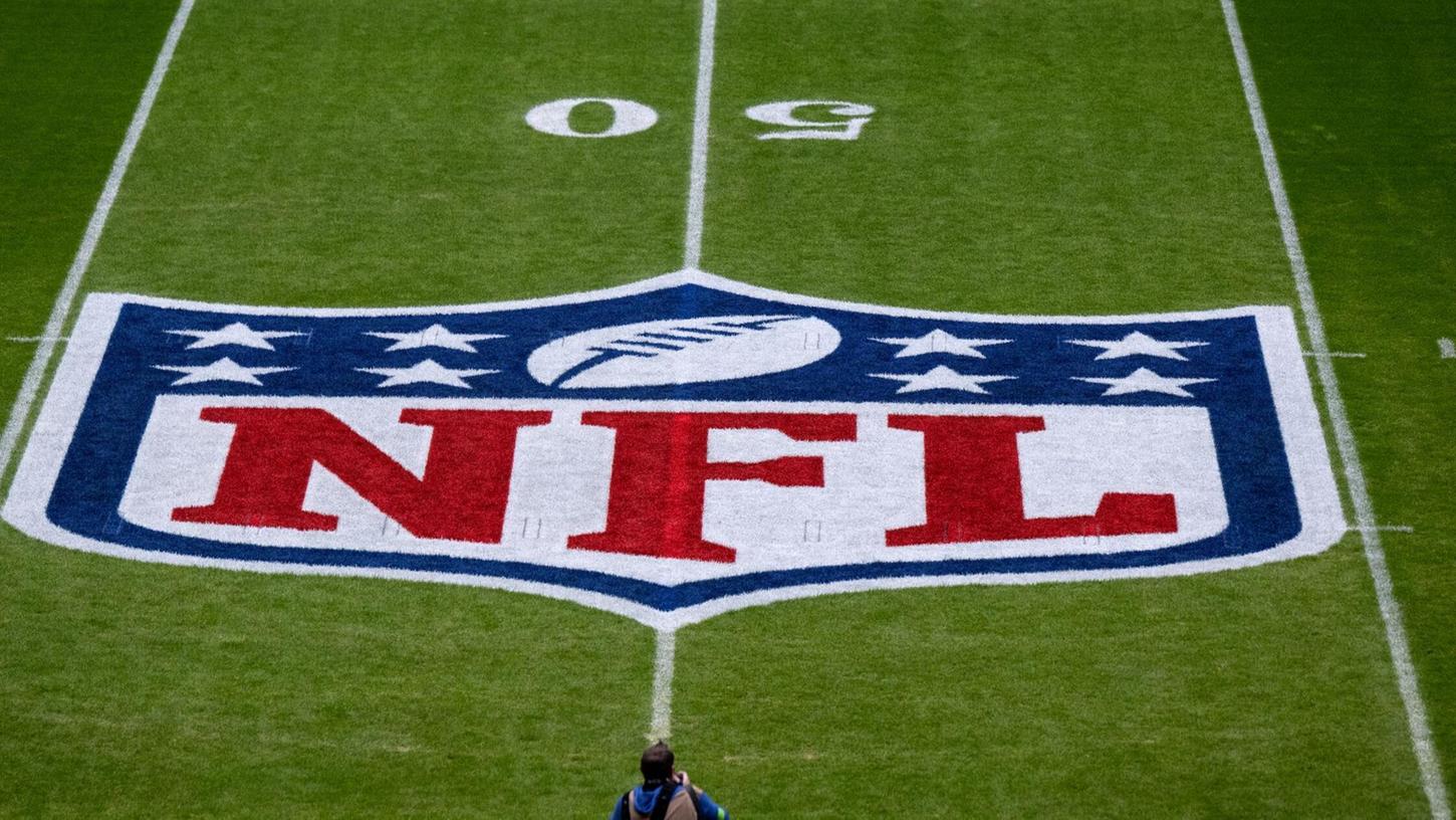 Der deutsche Footballspieler Maximilian Mang wechselt zu den Indianapolis Colts in die NFL. Der deutsche Footballspieler Maximilian Mang wechselt zu den Indianapolis Colts in die NFL.