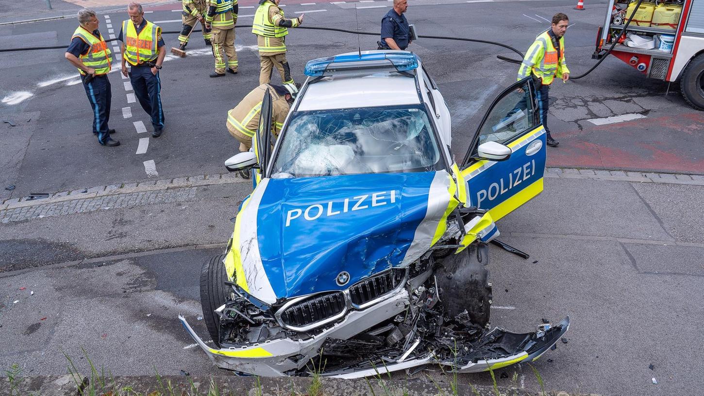 Bei dem Unfall in Bamberg wurden zwei Personen verletzt. Bei dem Unfall in Bamberg wurden zwei Personen verletzt.