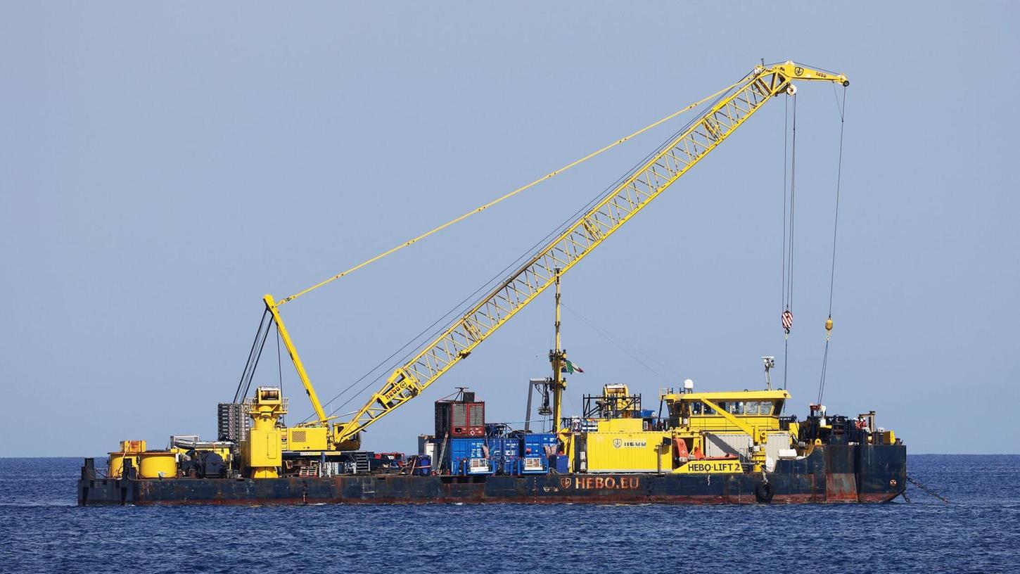 Das riesige Schiff, das vor der italienischen Mittelmeerinsel in etwa 50 Metern Tiefe liegt, soll bis Mitte Juni nach oben gebracht werden. Das riesige Schiff, das vor der italienischen Mittelmeerinsel in etwa 50 Metern Tiefe liegt, soll bis Mitte Juni nach oben gebracht werden.