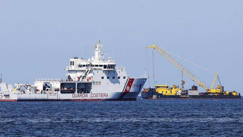Bei dem Manöver kommt auch ein schwimmender Kran zum Einsatz. Es gilt als extrem kompliziert. Die Kosten werden auf mehrere Millionen Euro geschätzt. Bei dem Manöver kommt auch ein schwimmender Kran zum Einsatz. Es gilt als extrem kompliziert. Die Kosten werden auf mehrere Millionen Euro geschätzt.