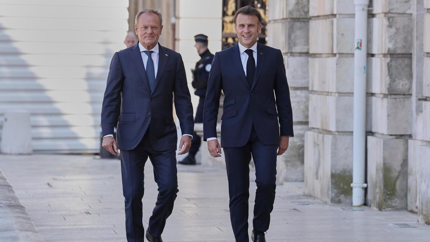 09.05.2025, Frankreich, Nancy: Der polnische Ministerpräsident Donald Tusk (l) und der französische Präsident Emmanuel Macron treffen zu bilateralen Gesprächen im Rathaus ein, bevor sie einen Freundschaftsvertrag unterzeichnen. 09.05.2025, Frankreich, Nancy: Der polnische Ministerpräsident Donald Tusk (l) und der französische Präsident Emmanuel Macron treffen zu bilateralen Gesprächen im Rathaus ein, bevor sie einen Freundschaftsvertrag unterzeichnen.