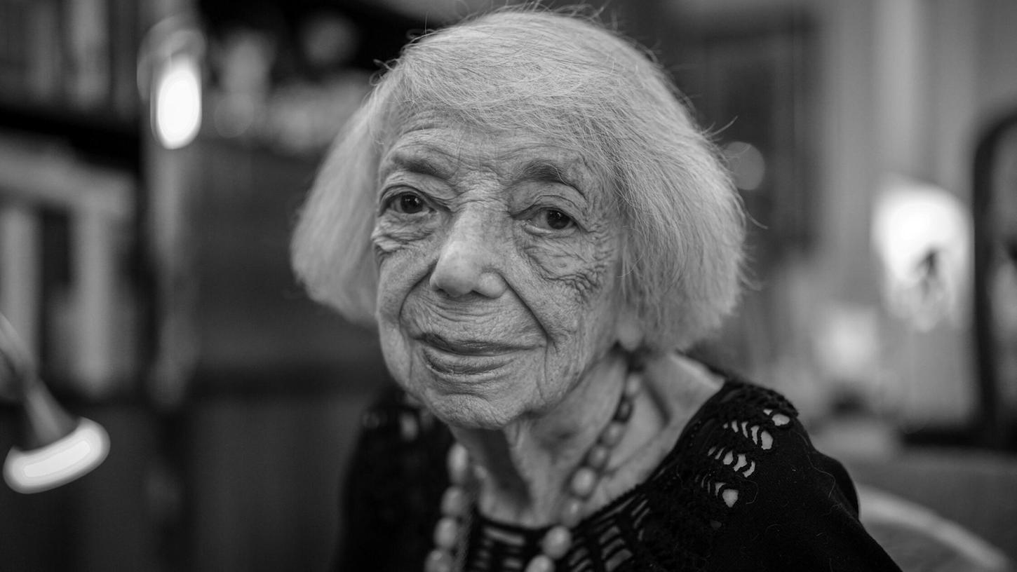 Margot Friedländer, Holocaust-Überlebende, blickt am Rande eines Interviews mit Journalisten der Deutschen Presse-Agentur zum 80. Jahrestag der Auschwitz-Befreiung in die Kamera des Fotografen. (Archivbild) Margot Friedländer, Holocaust-Überlebende, blickt am Rande eines Interviews mit Journalisten der Deutschen Presse-Agentur zum 80. Jahrestag der Auschwitz-Befreiung in die Kamera des Fotografen. (Archivbild)