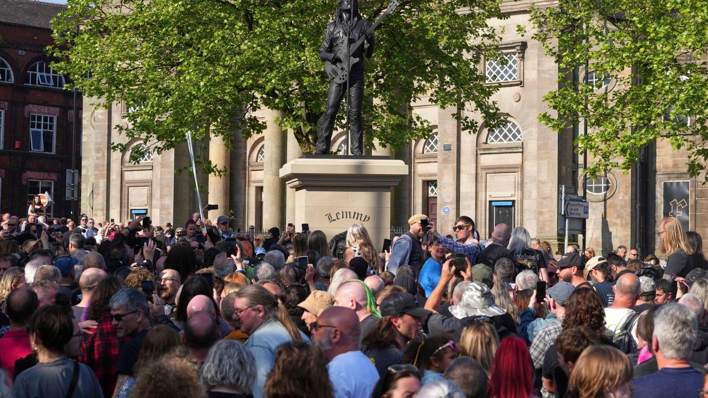 Zur Enthüllung der Lemmy-Statue in Burslem kamen Hunderte Motörhead-Fans. Zur Enthüllung der Lemmy-Statue in Burslem kamen Hunderte Motörhead-Fans.