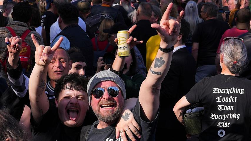 Zahlreiche Motörhead-Fans kamen zur Enthüllung der Lemmy-Statue in Burslem. Zahlreiche Motörhead-Fans kamen zur Enthüllung der Lemmy-Statue in Burslem.