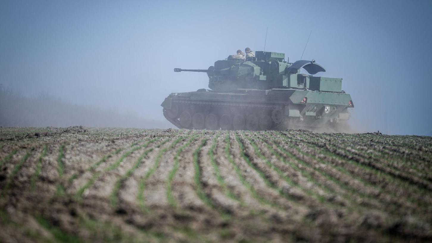 Wieviele Panzer Deutschland in die Ukraine liefert, soll künftig nicht mehr im Internet zu lesen sein. Wieviele Panzer Deutschland in die Ukraine liefert, soll künftig nicht mehr im Internet zu lesen sein.