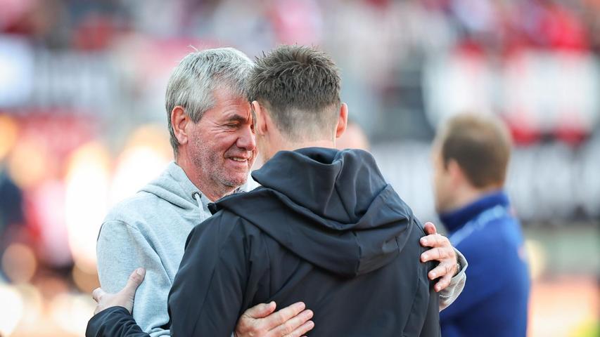 Freundschaftliche Umarmung: Friedhelm Funkel (l) und Miroslav Klose. Freundschaftliche Umarmung: Friedhelm Funkel (l) und Miroslav Klose.