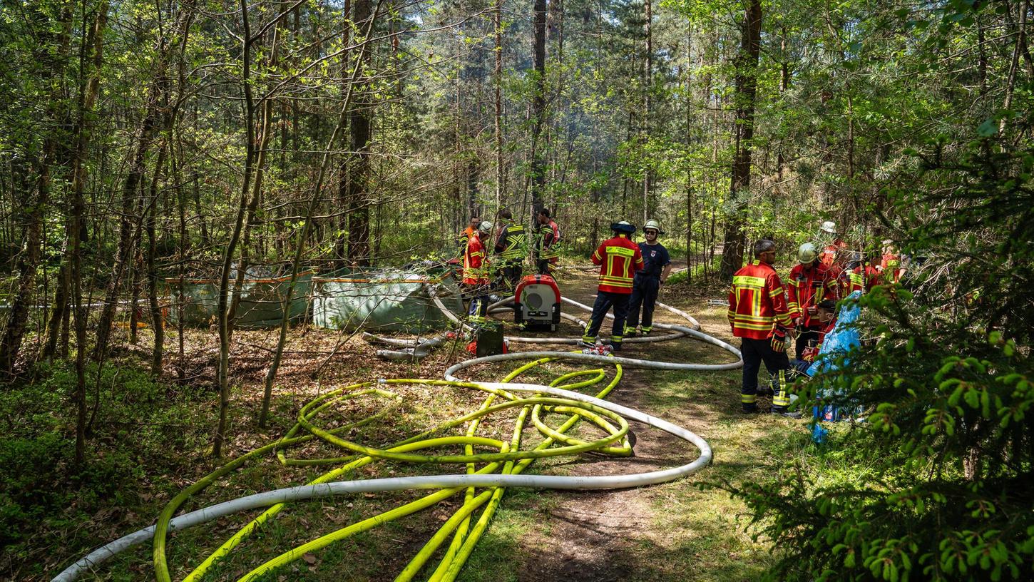 Zwischenzeitlich galt der Brand erneut als gelöscht. Am Freitag, 9. Mai 2025, flammte das Feuer nun doch wieder auf. Zwischenzeitlich galt der Brand erneut als gelöscht. Am Freitag, 9. Mai 2025, flammte das Feuer nun doch wieder auf.