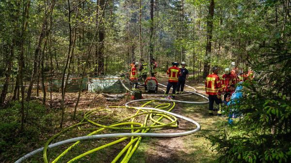 Ein dramatischer Waldbrand hält seit Mittwochabend