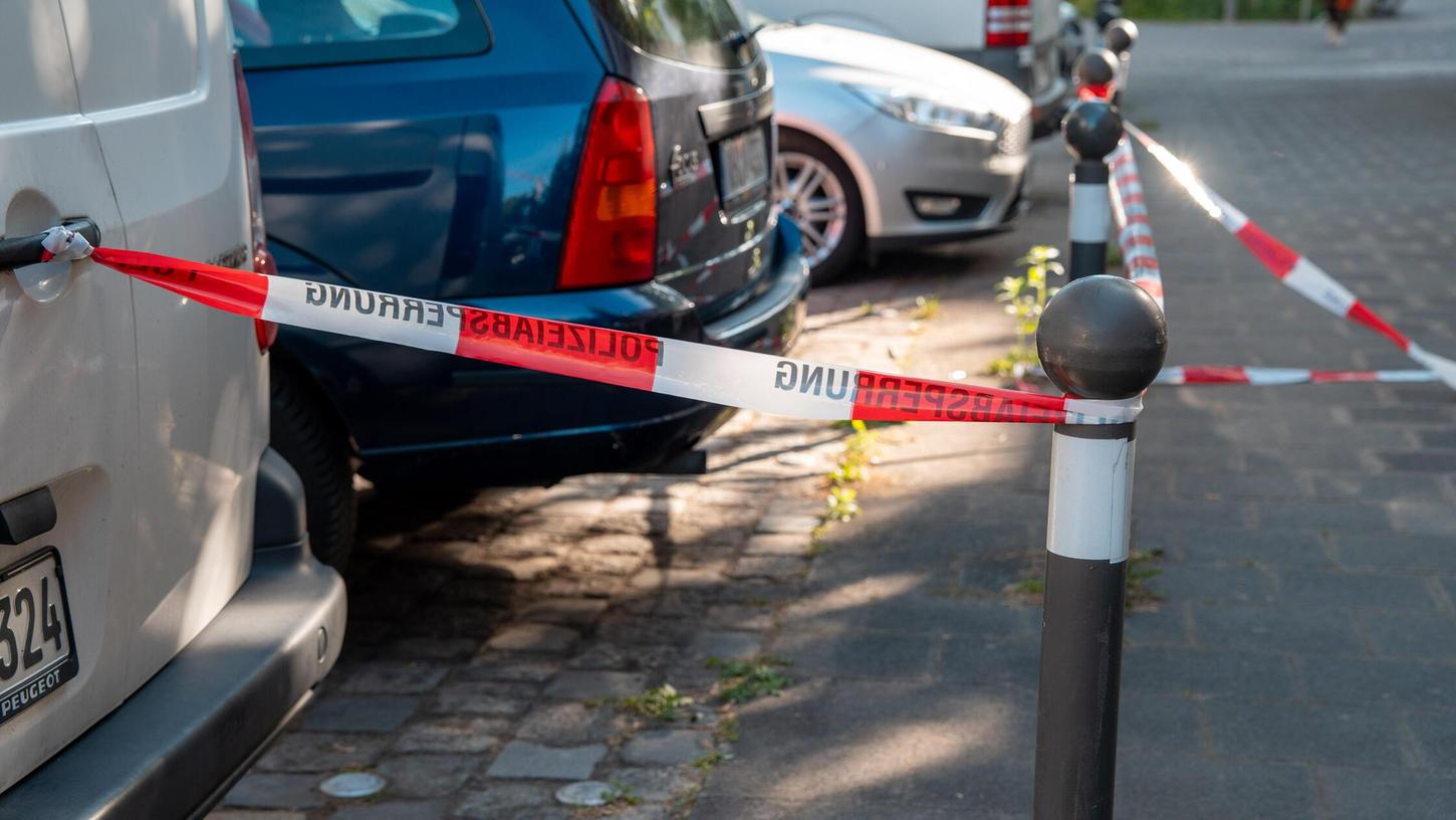 Am Freitagabend, 9. Mai, kam es noch während der Zweitligapartie zwischen dem 1. FC Nürnberg und dem 1. FC Köln im Nürnberger Stadtteil Rennweg zu einer heftigen Auseinandersetzung zwischen Anhängern der Ultra-Gruppierungen beider Vereine, bei der mehrere Personen verletzt wurden. Der Bereich wurde abgesichert, die Ermittlungen laufen. Am Freitagabend, 9. Mai, kam es noch während der Zweitligapartie zwischen dem 1. FC Nürnberg und dem 1. FC Köln im Nürnberger Stadtteil Rennweg zu einer heftigen Auseinandersetzung zwischen Anhängern der Ultra-Gruppierungen beider Vereine, bei der mehrere Personen verletzt wurden. Der Bereich wurde abgesichert, die Ermittlungen laufen.